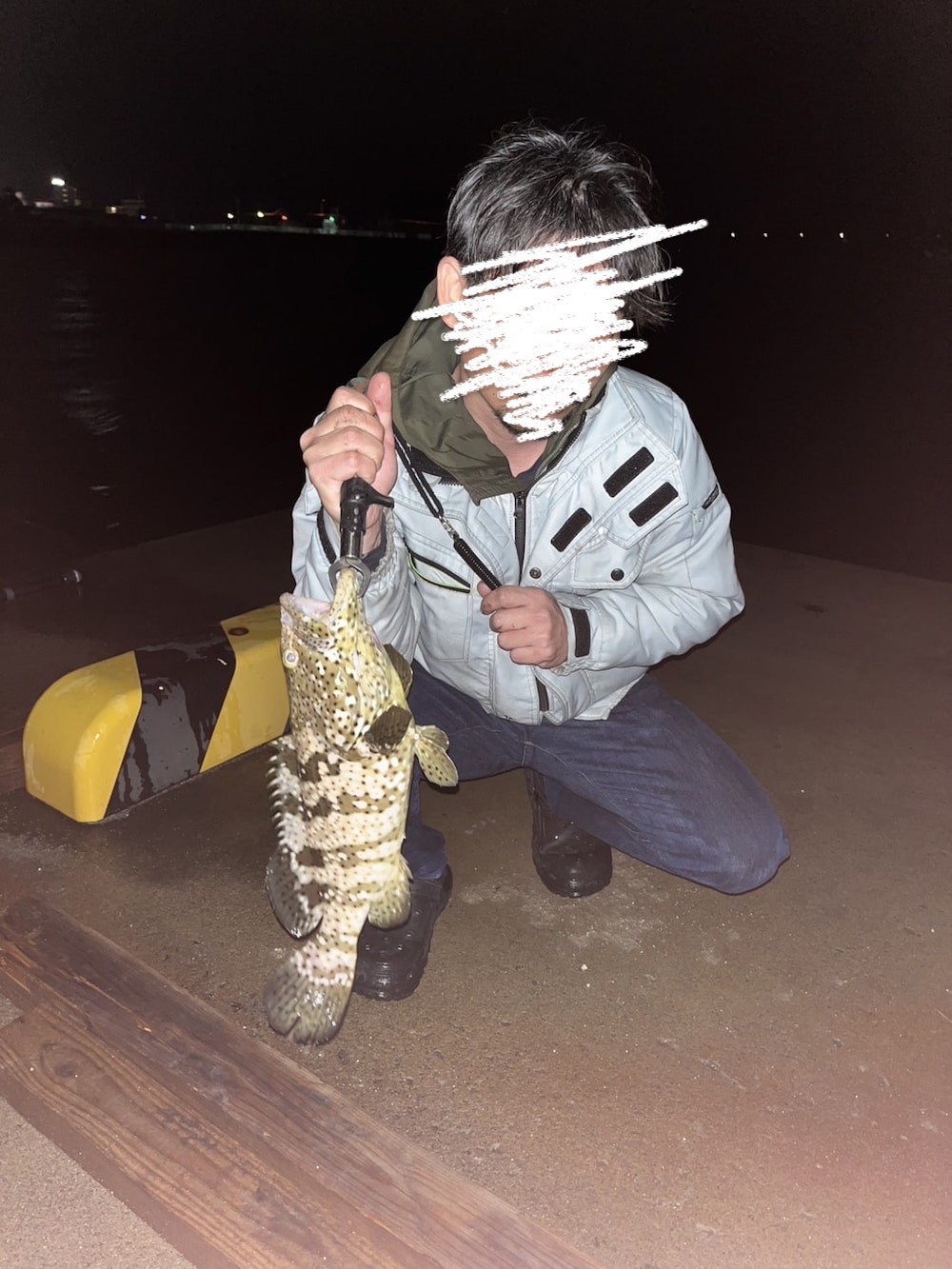 石垣島の堤防でパックロッドを使って釣った50cmの魚
